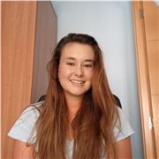 Profesora de inglés imparte clases a niños y jóvenes de nivel bajo o medio